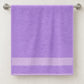 Toalla de baño Hilasal Egyptia color lila colgada