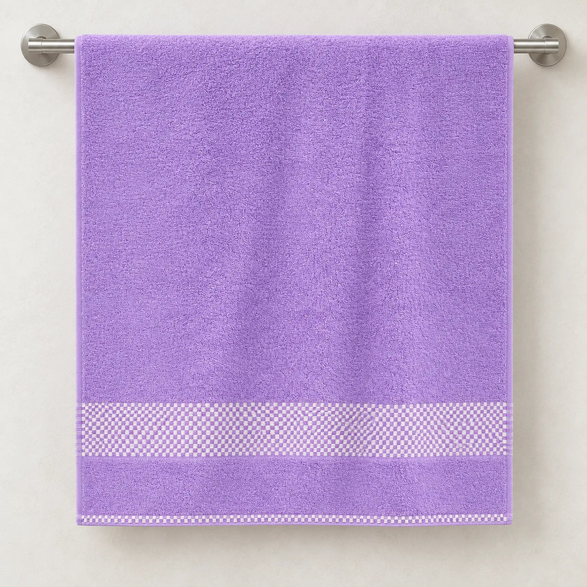 Toalla de baño Hilasal Egyptia color lila colgada