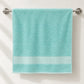 Toalla de baño Hilasal Egyptia color menta colgada