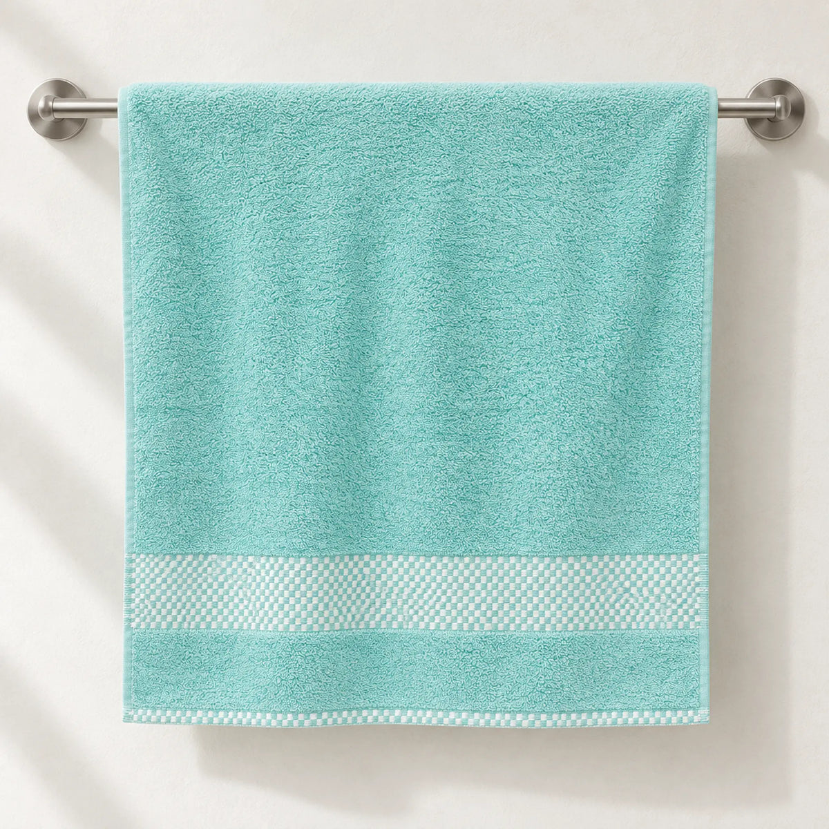 Toalla de baño Hilasal Egyptia color menta colgada