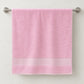 Toalla de baño Hilasal Egyptia color rosado colgada