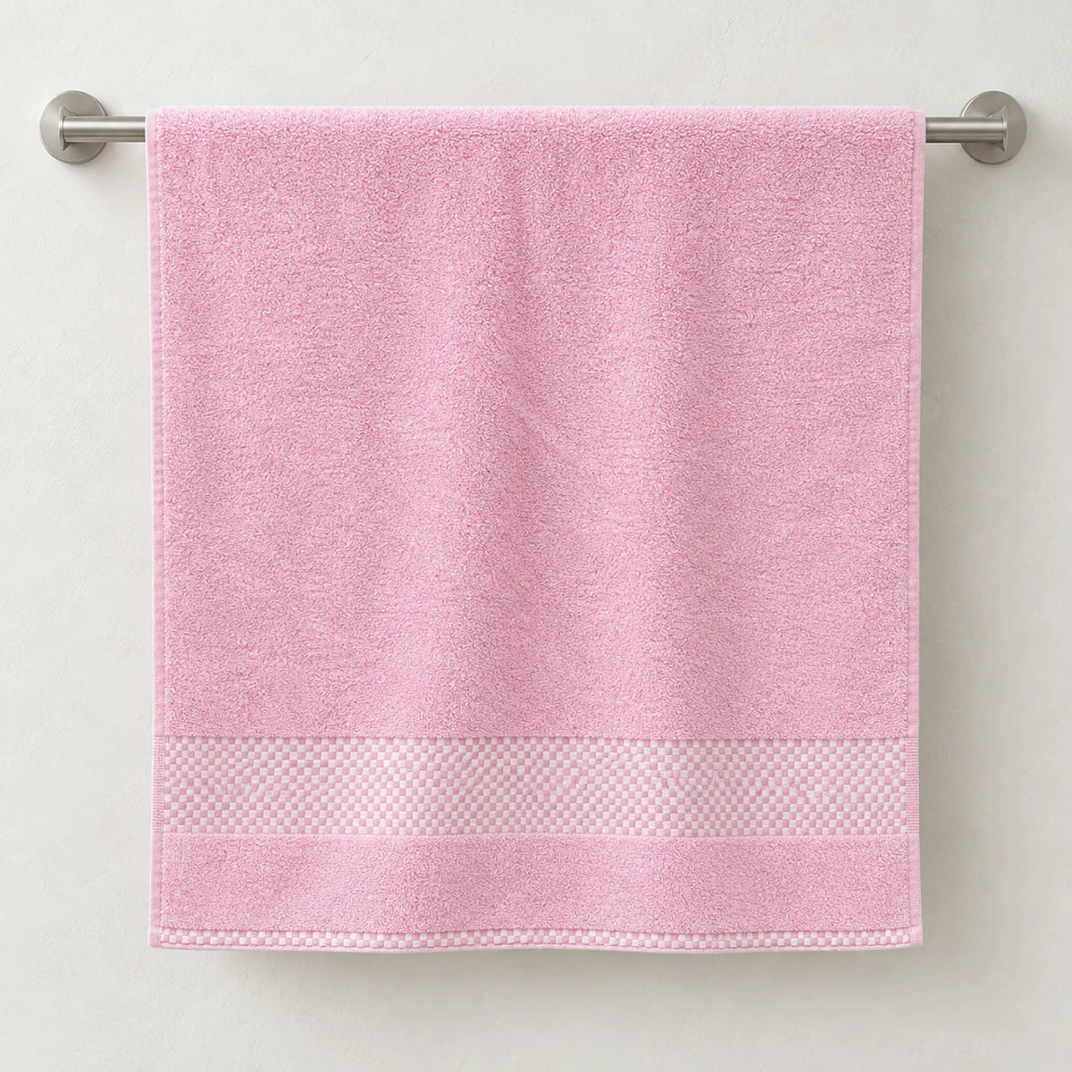 Toalla de baño Hilasal Egyptia color rosado colgada