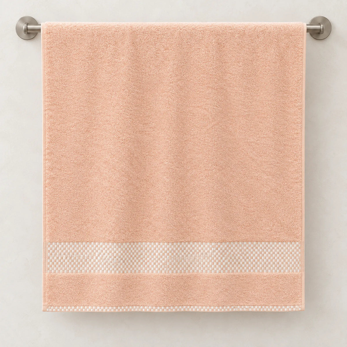 Toalla de baño Hilasal Egyptia color salmón colgada