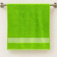 Toalla de baño Hilasal Egyptia color verde limón colgada