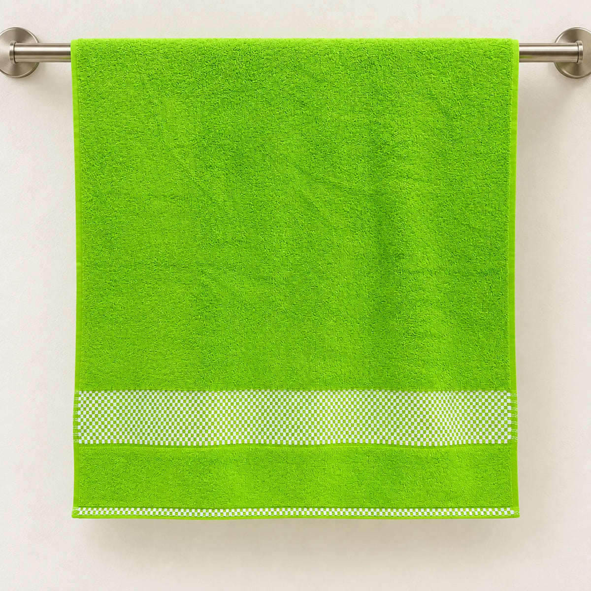 Toalla de baño Hilasal Egyptia color verde limón colgada