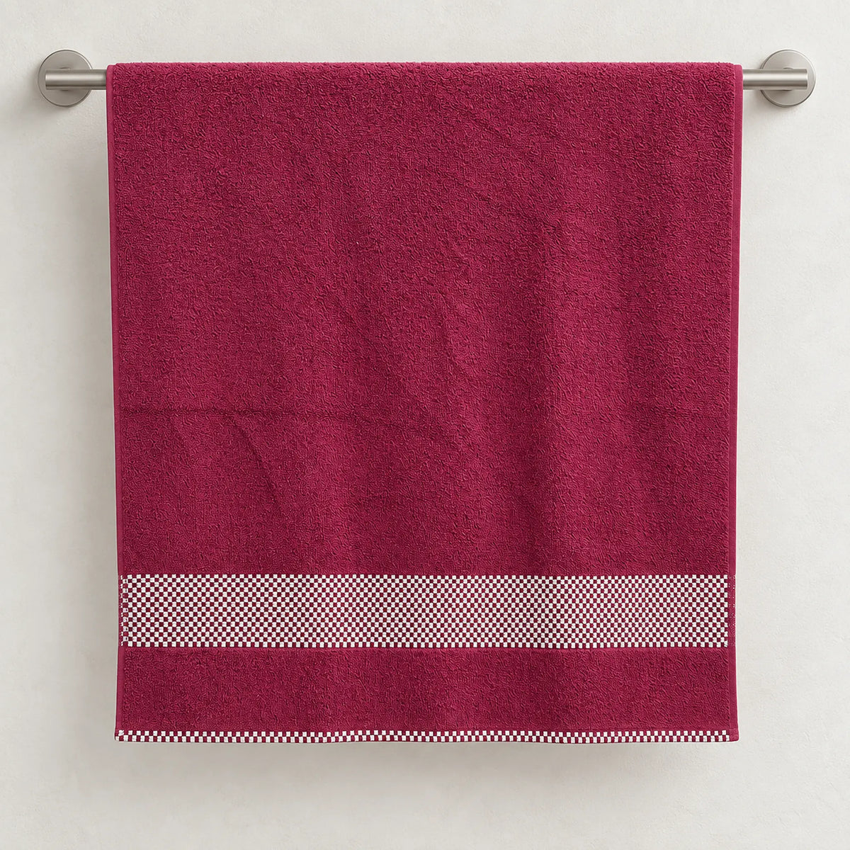 Toalla de baño Hilasal Egyptia color vino colgada