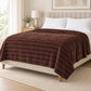 Frazada full chocolate de 180 x 220 cm con rayas en relieve – vista en ángulo