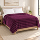 Frazada full morado de 180 x 220 cm con rayas en relieve – vista en ángulo