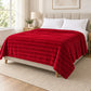Frazada full roja de 180 x 220 cm con rayas en relieve – vista en ángulo