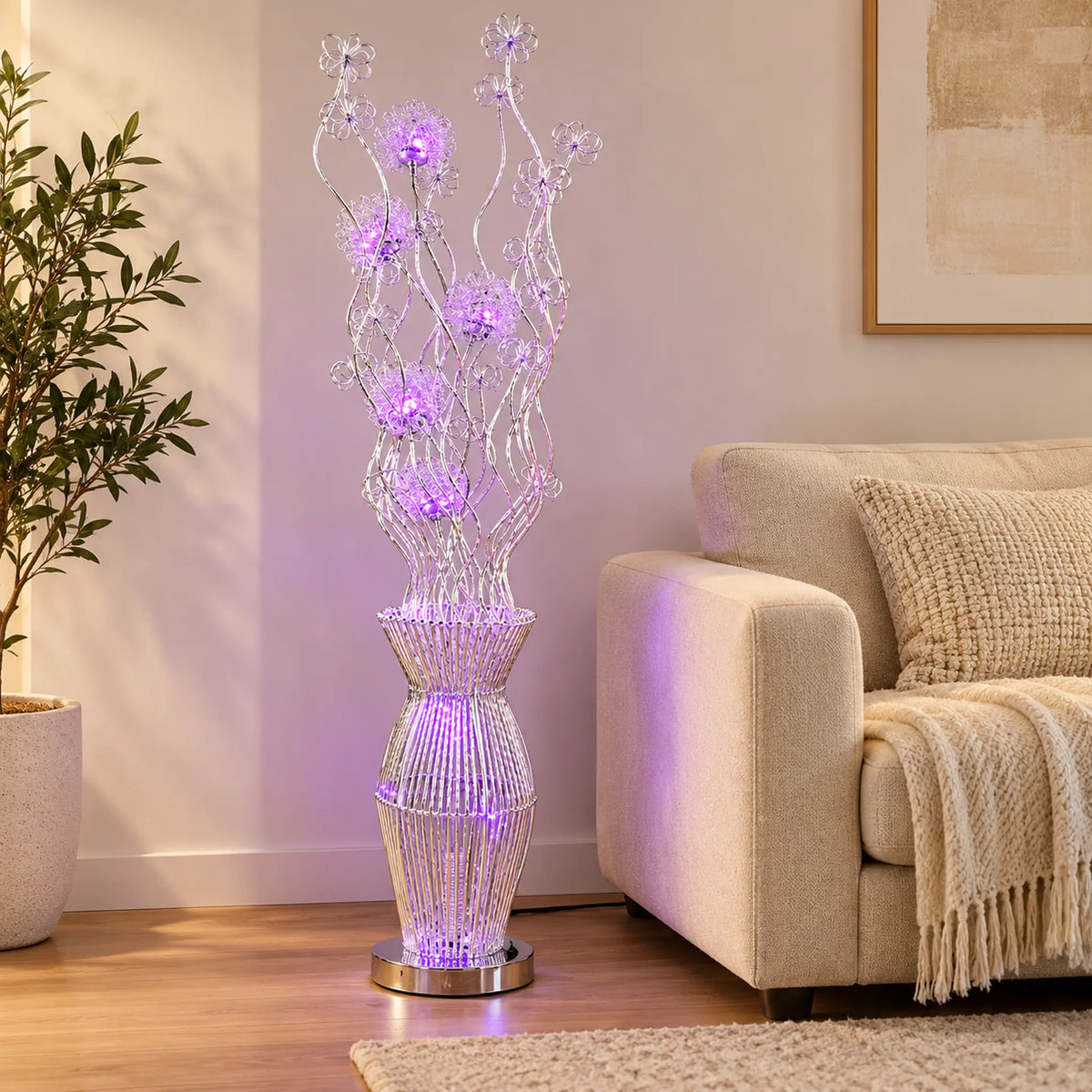Lámpara de piso LED floral, diseño Floral Rizada Plateada – en una sala