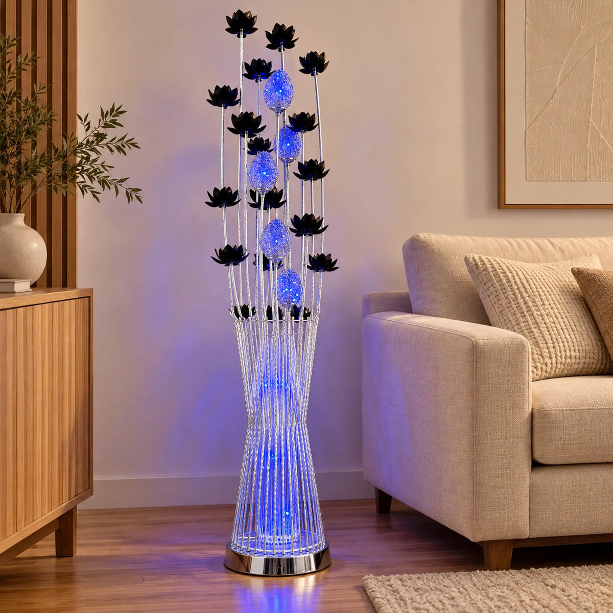 Lámpara de piso LED floral, diseño Lotos Negros Plateada – en una sala
