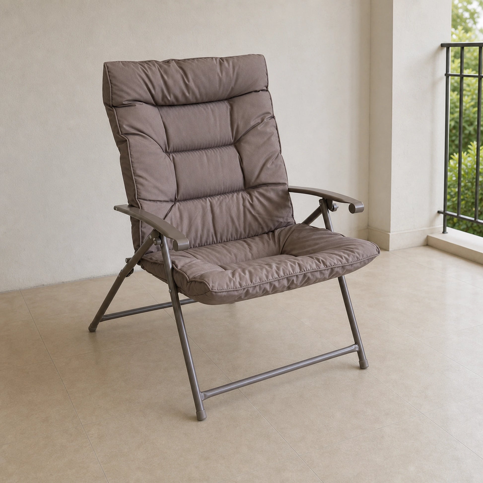 Silla reclinable plegable acolchada en color Taupe, vista individual