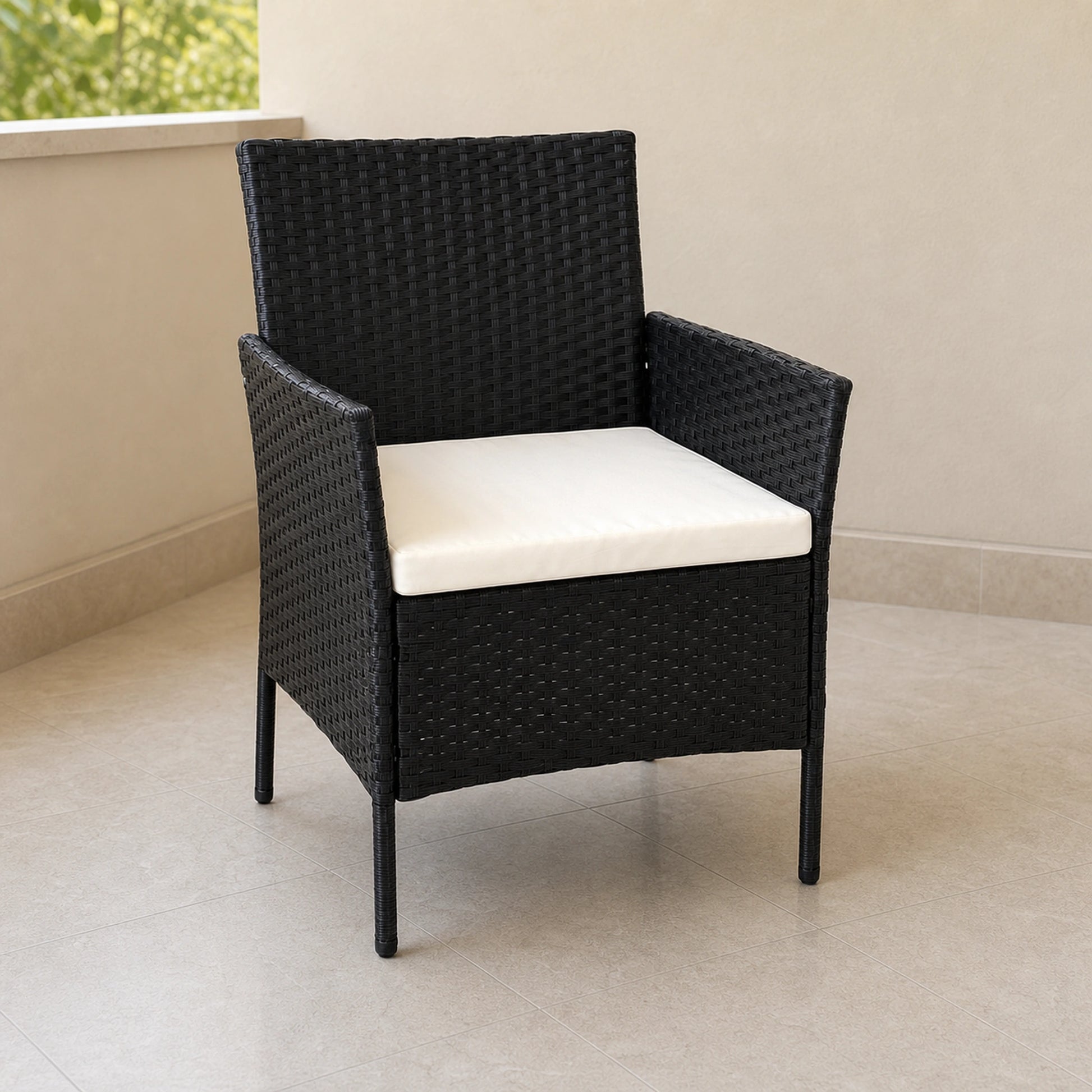 Vista de detalle del sillón del juego de terraza en ratán sintético negro