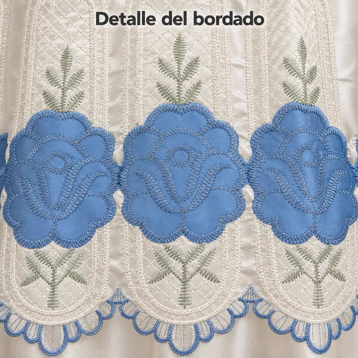 Par de cortinas bordadas satinadas con cenefa, fondo cream con bordado azul cielo – detalle del bordado de flores