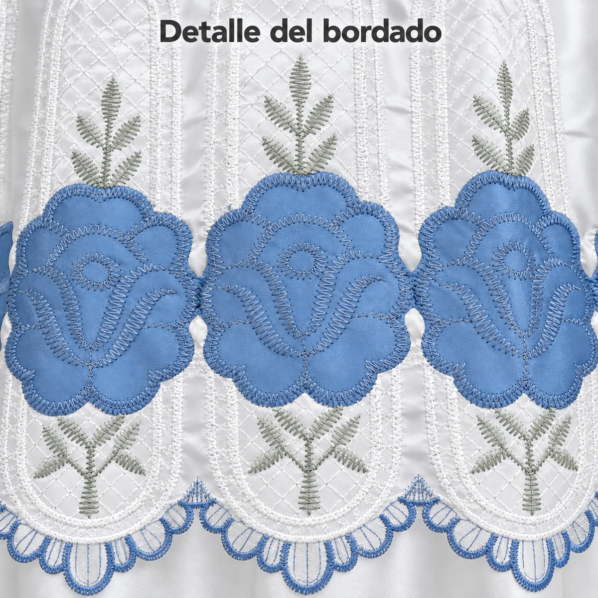 Par de cortinas blancas bordadas satinadas con cenefa, bordado azul cielo – detalle del bordado de flores