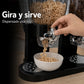 Mano girando la perilla del dispensador de cereal negro para servir cereal en un tazón