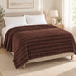 Frazada full chocolate de 180 x 220 cm con rayas en relieve – en un dormitorio