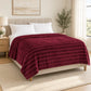 Frazada full color vino de 180 x 220 cm con rayas en relieve – en un dormitorio