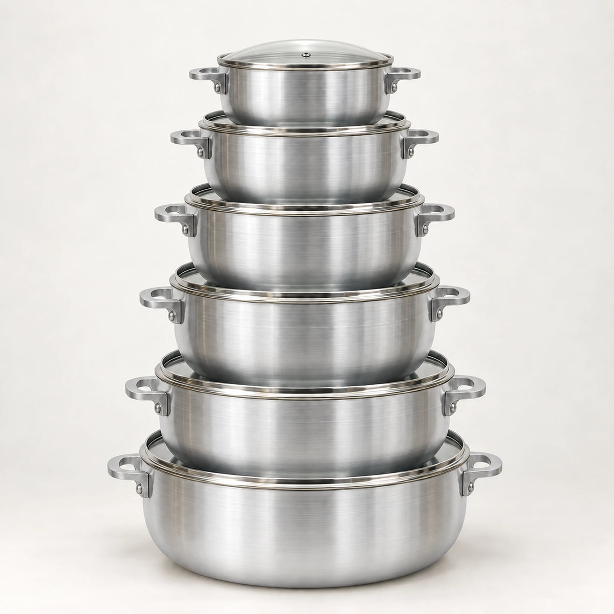 Calderos de aluminio Lotus apilados en torre para guardar