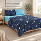 Juego de sábanas 4 piezas estampado azul marino con estrellas – en un dormitorio
