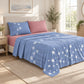 Juego de sábanas 4 piezas estampado azul con estrellas y dientes de león – en un dormitorio