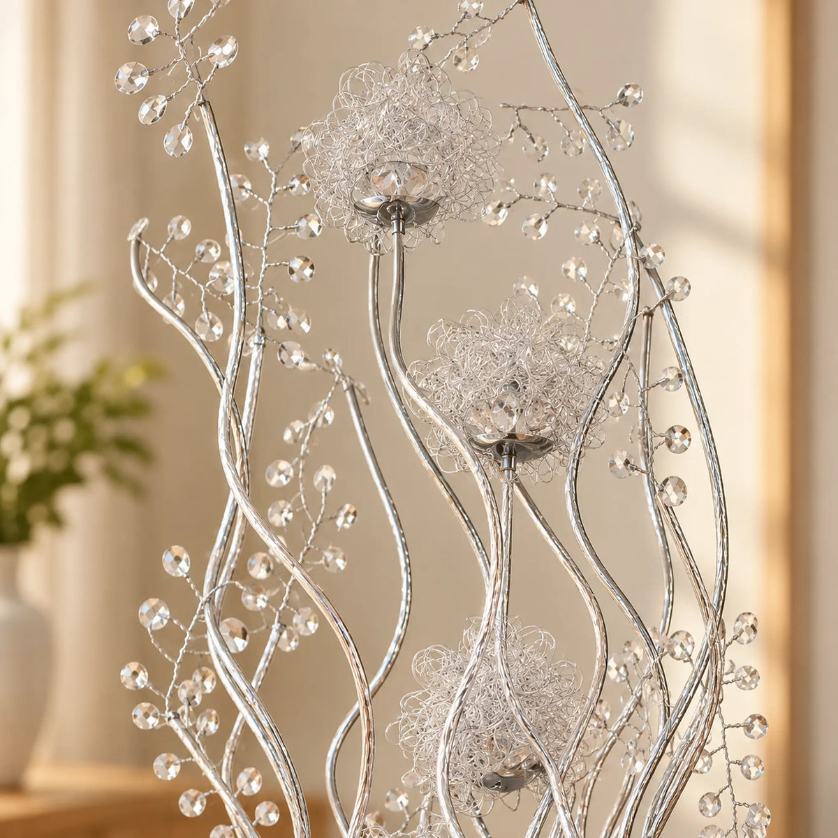 Lámpara de piso LED floral, diseño Espiral Floral Plateada – detalle de las flores