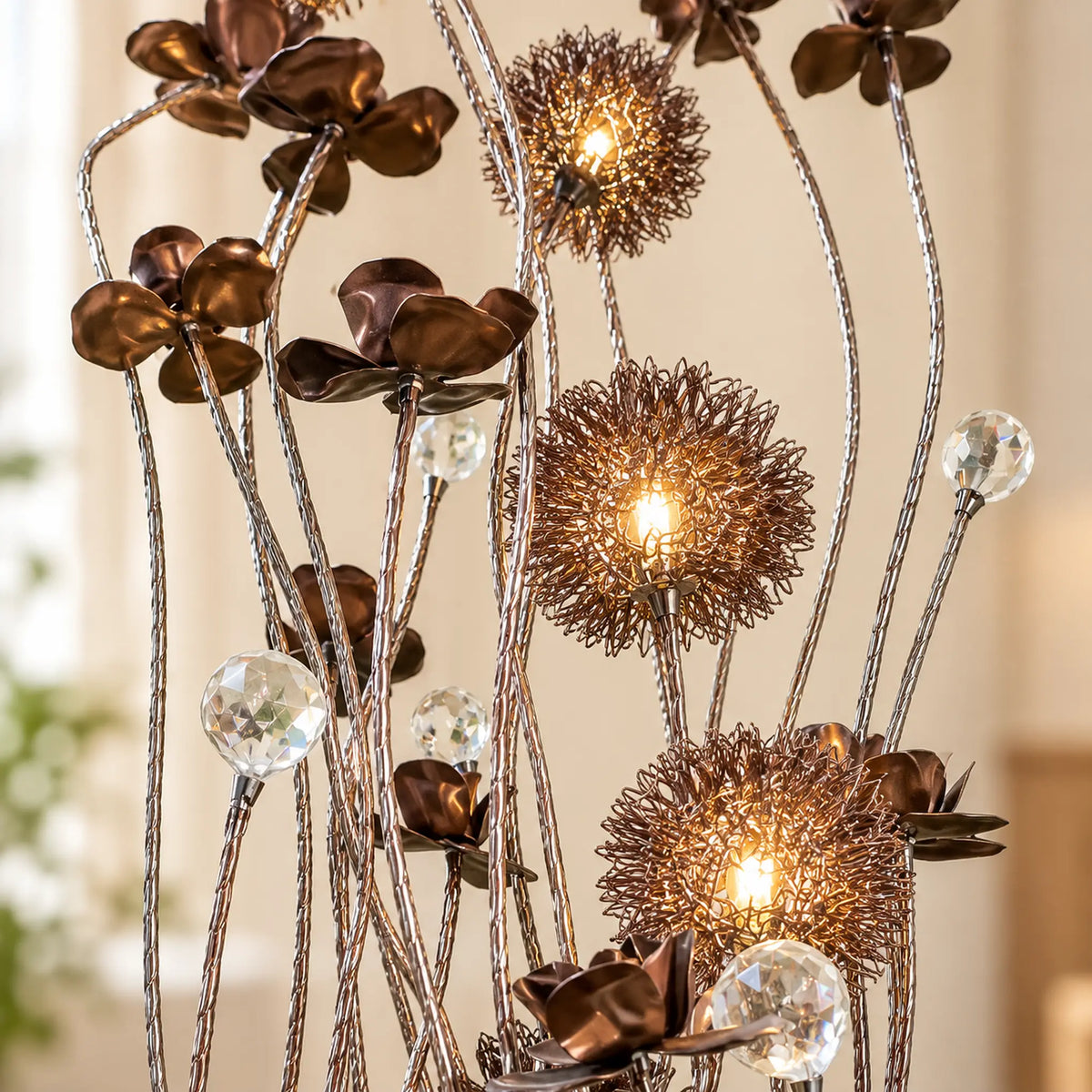 Lámpara de piso LED floral, diseño Floral Bronce – detalle de las flores