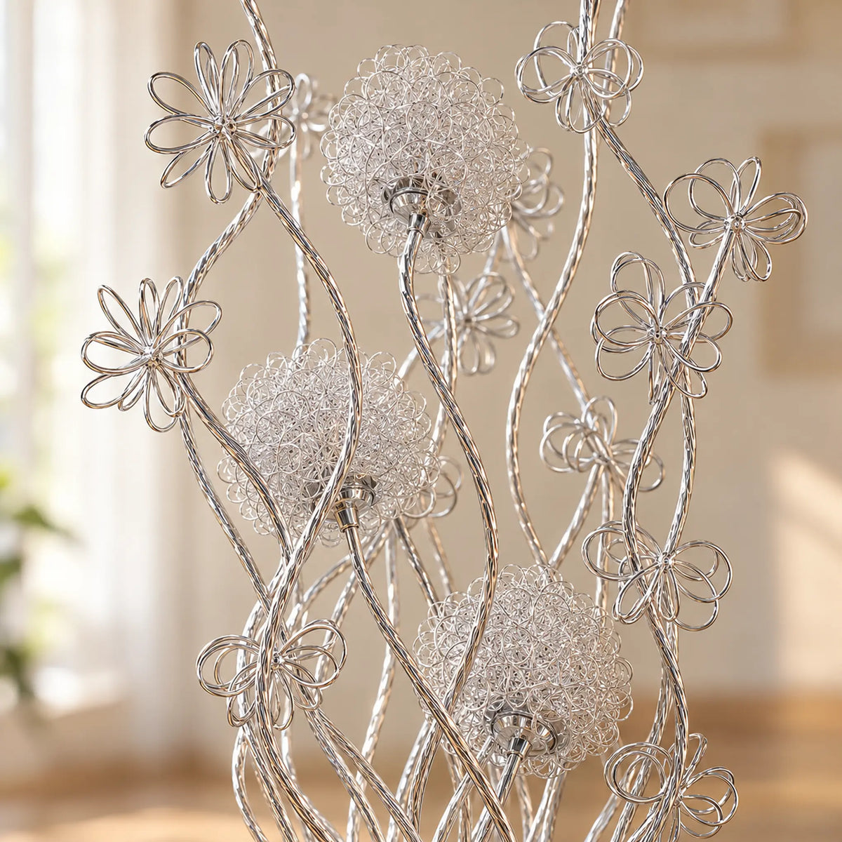 Lámpara de piso LED floral, diseño Floral Rizada Plateada – detalle de las flores
