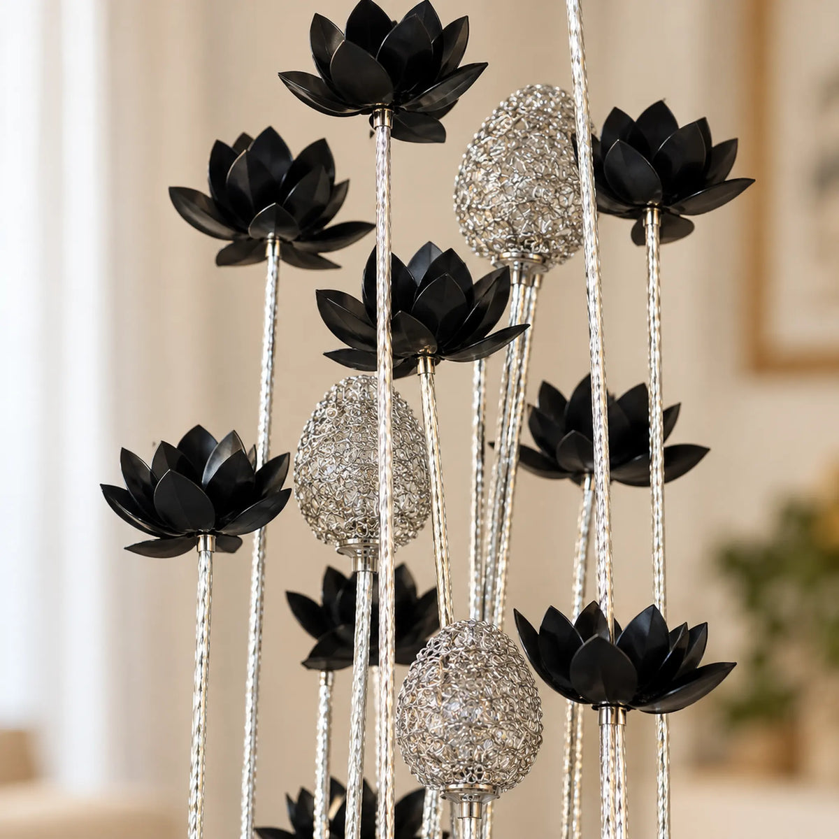 Lámpara de piso LED floral, diseño Lotos Negros Plateada – detalle de las flores