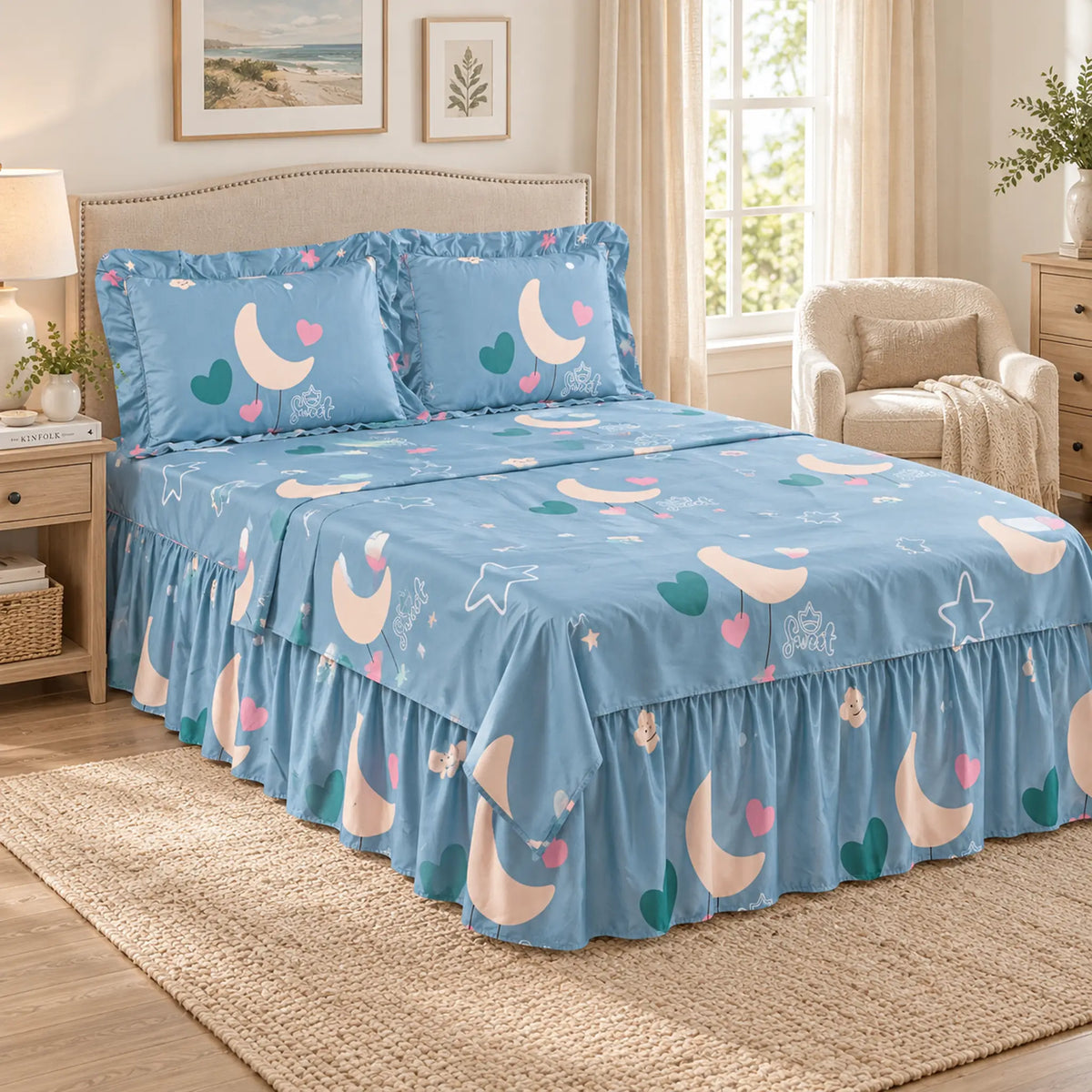 Juego de sábanas con vuelo 4 piezas, diseño Lunas y Corazones Azul – en un dormitorio