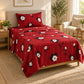 Juego de sábanas semimatrimonial 1.20 m, diseño Flores Blancas Fondo Rojo – en un dormitorio