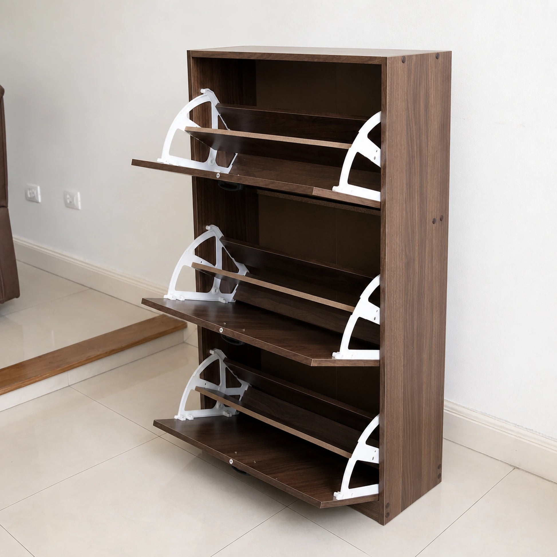 Interior de la zapatera de madera nogal mostrando los 3 niveles abatibles vacíos