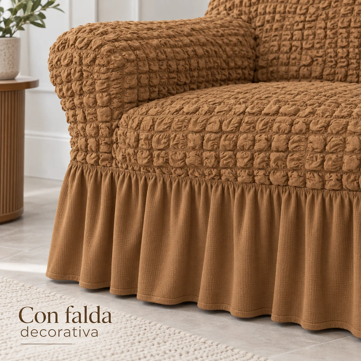 Set de cobertores Versalles color Camel, detalle de la falda decorativa fruncida