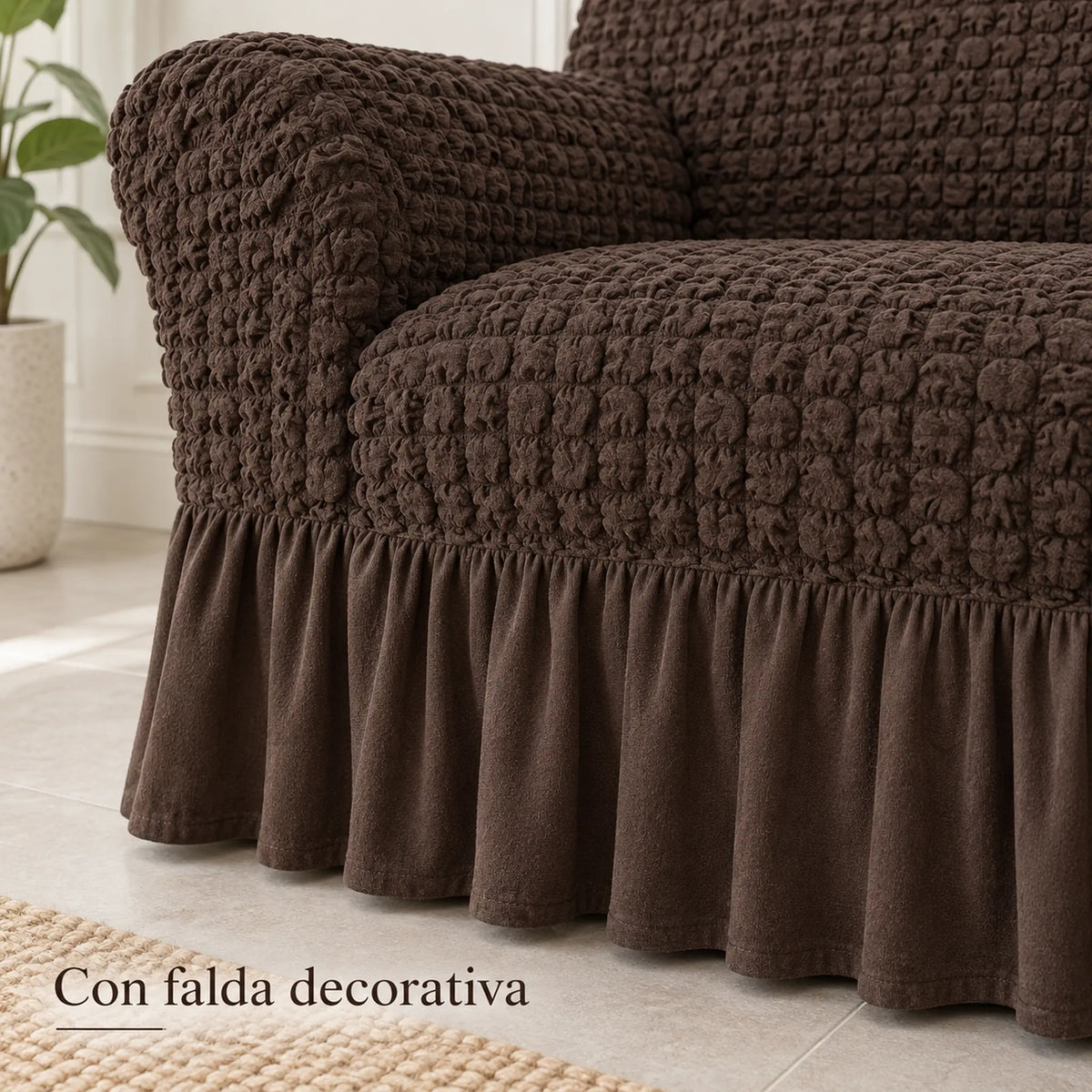 Set de cobertores Versalles color Chocolate, detalle de la falda decorativa fruncida