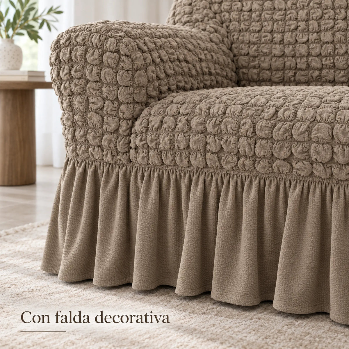 Set de cobertores Versalles color Taupe, detalle de la falda decorativa fruncida