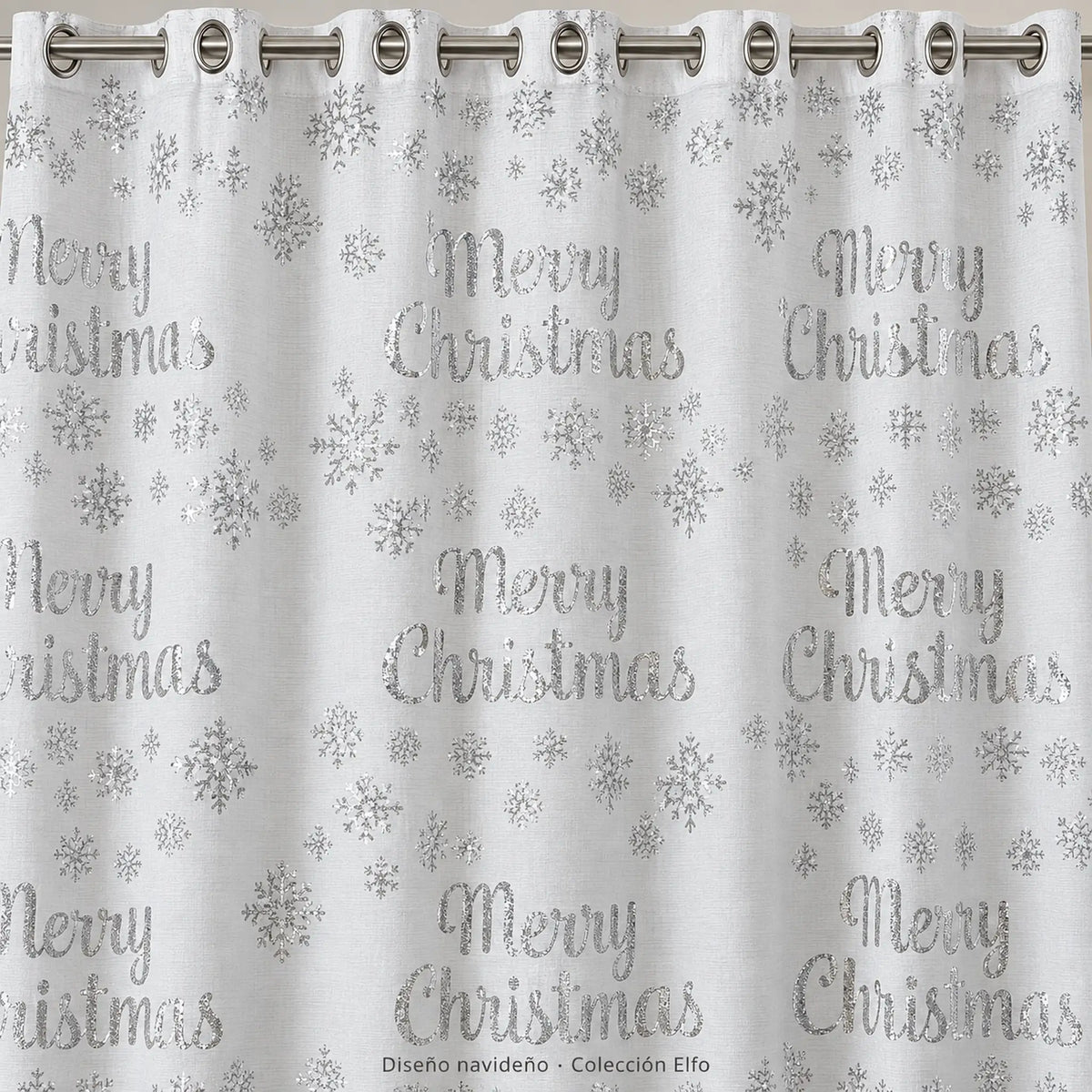 Cortina navideña Pasión Guajira Elfo blanca con letras Merry Christmas y copos plateados – detalle del diseño
