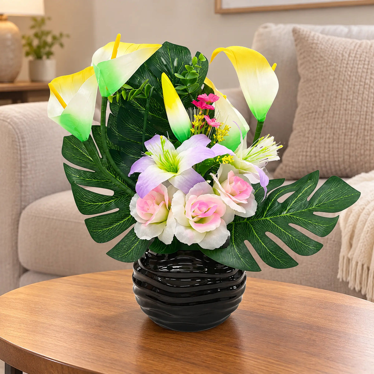 Arreglo de flores artificiales con luz LED, diseño Cala Lila – en una sala con luz de día