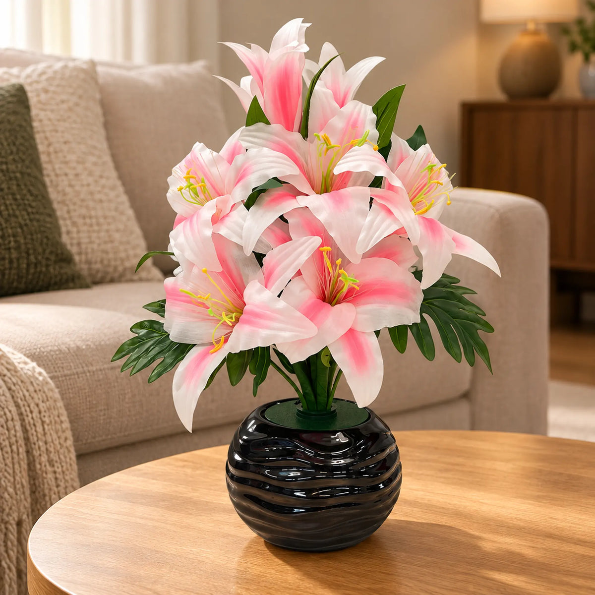 Arreglo de flores artificiales con luz LED, diseño Lirio Rosado – en una sala con luz de día