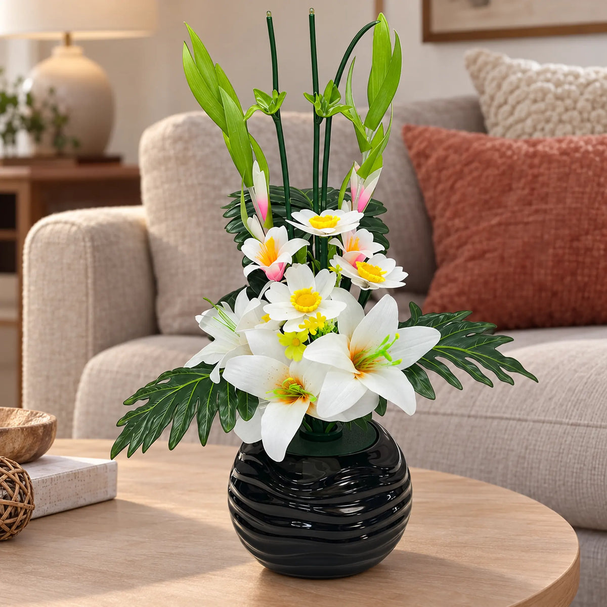 Arreglo de flores artificiales con luz LED, diseño Lirio Blanco – en una sala con luz de día