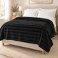 Frazada full negra de 180 x 220 cm con rayas en relieve – momento de descanso