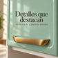 Detalle de las jaladeras doradas del gabinete aéreo Bertolini de 3 puertas