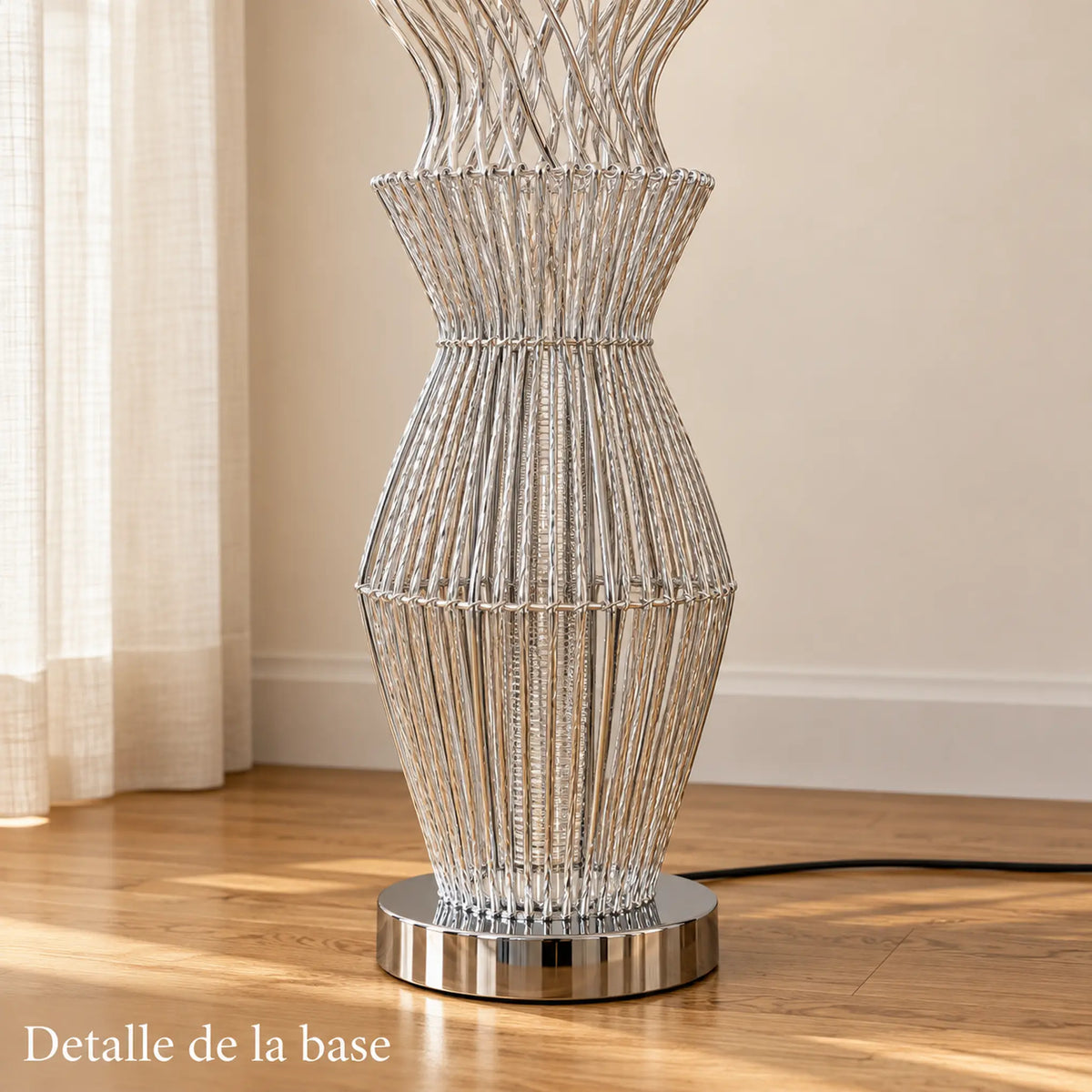 Lámpara de piso LED floral, diseño Floral Rizada Plateada – detalle de la base