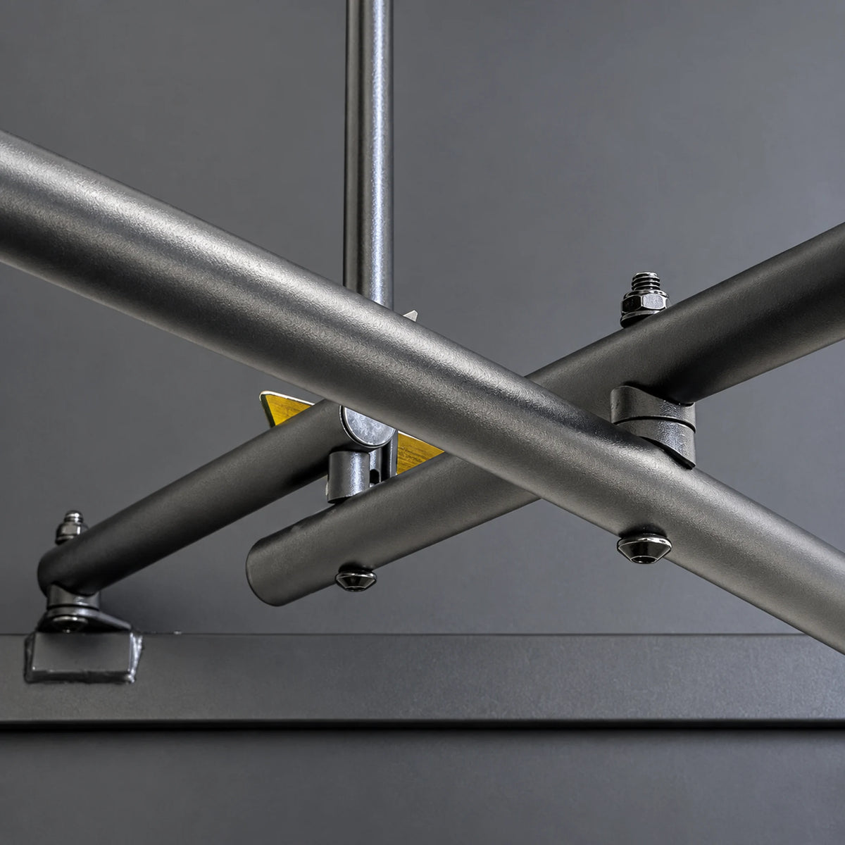 Detalle del sistema plegable metálico bajo el tablero de la mesa