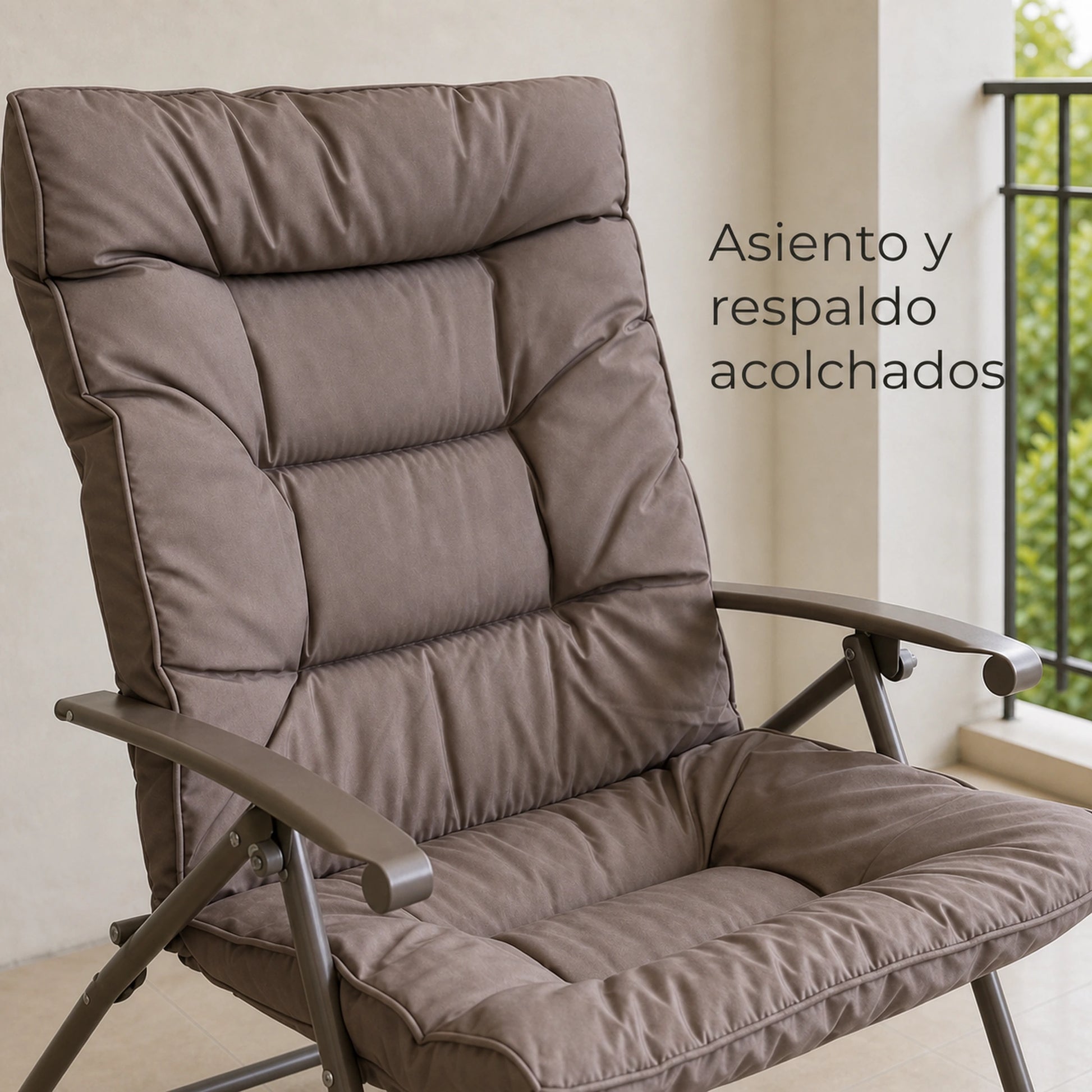 Detalle del acolchado en asiento y respaldo de la silla reclinable Taupe