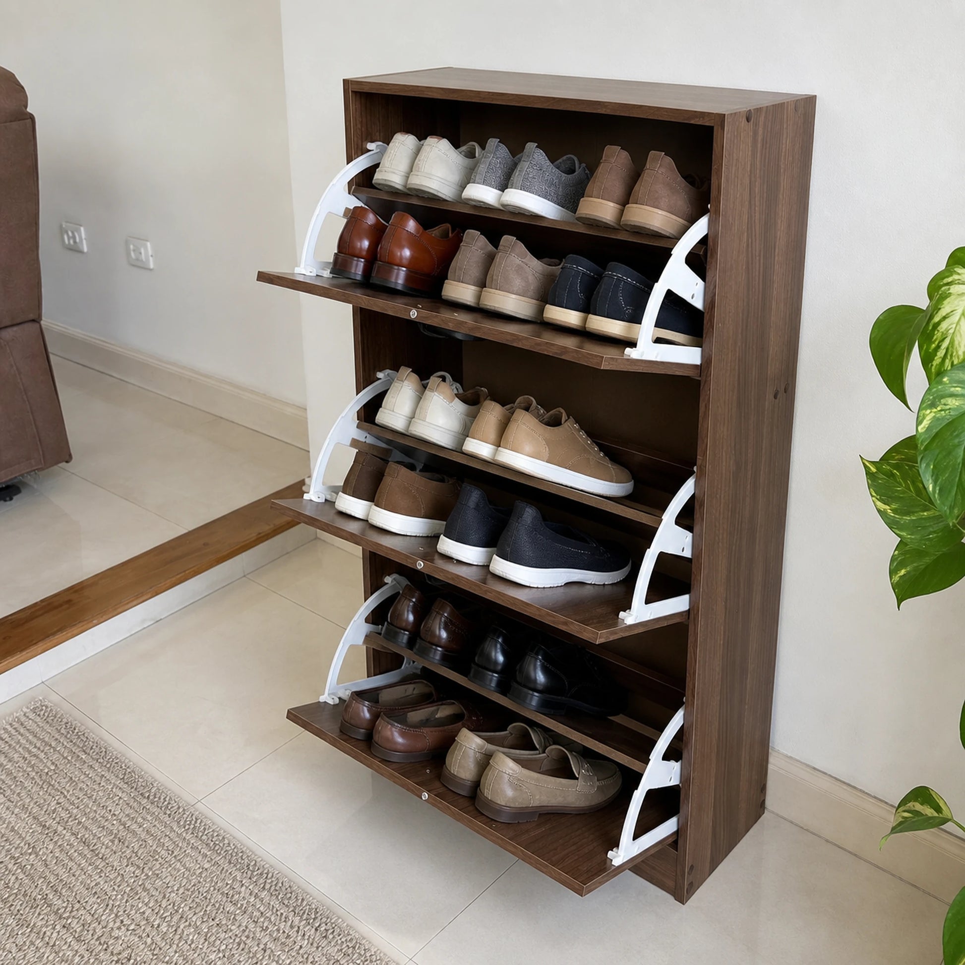 Zapatera de madera nogal en uso, con pares de zapatos organizados en sus 3 niveles