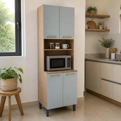 Alacena alta de cocina madera y celeste ambientada en una cocina real, con un microondas en el nicho para electrodoméstico y vajilla en el nicho abierto