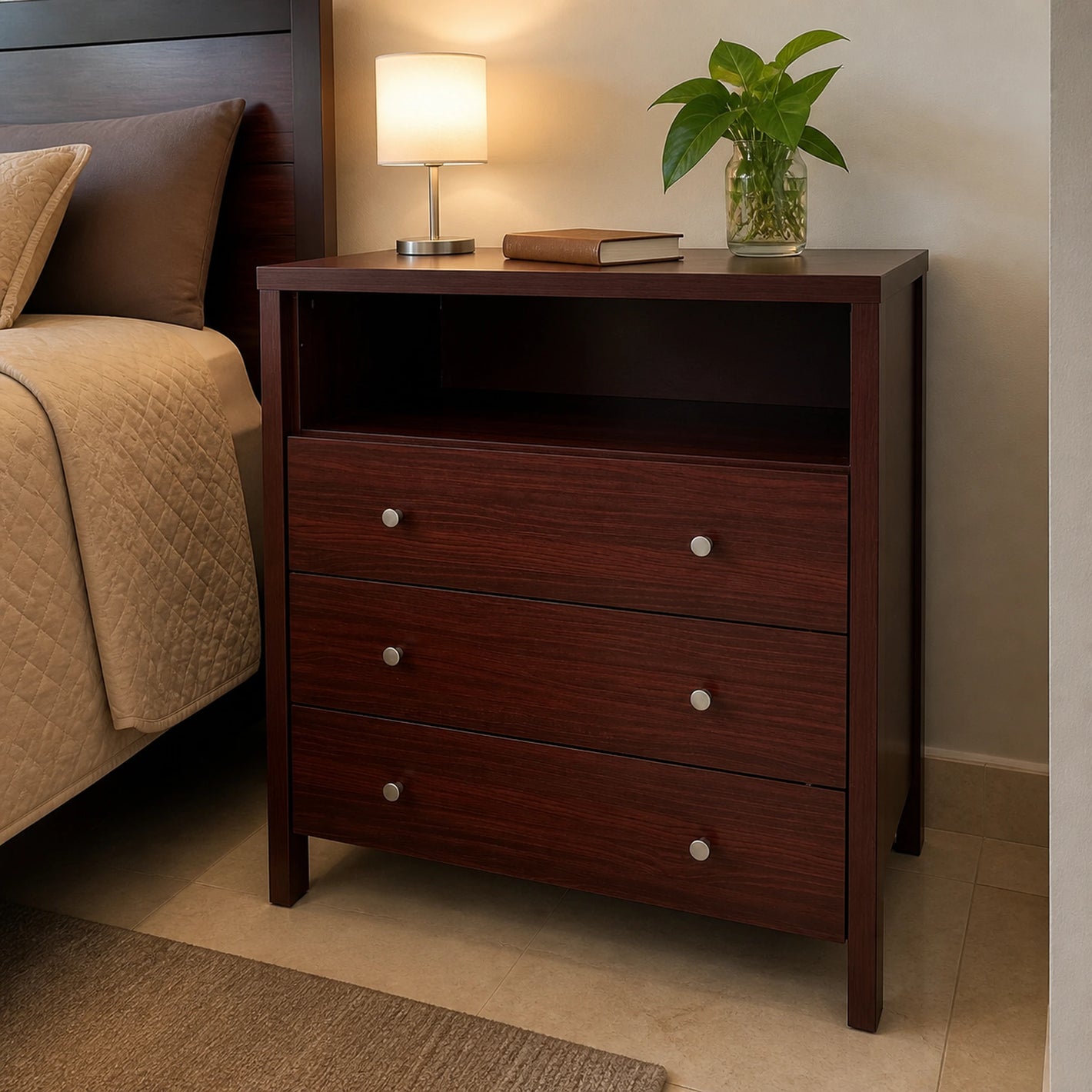 Cómoda de 3 gavetas en caoba usada como mesa de noche alta junto a una cama, con lámpara y planta decorativa