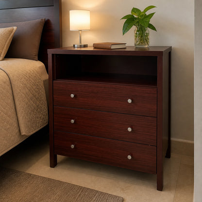 Cómoda de 3 gavetas en caoba usada como mesa de noche alta junto a una cama, con lámpara y planta decorativa