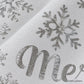 Cortina navideña Pasión Guajira Elfo blanca con letras Merry Christmas y copos plateados – textura de la tela de poliéster