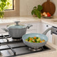 Ollas y sartén Hampton Marble en uso en la cocina